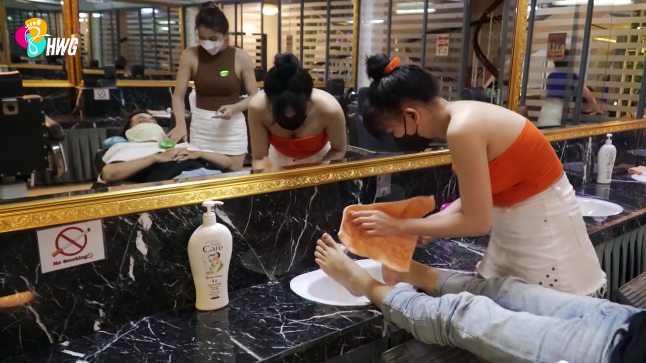 Relaxed massage barbershop with first-class back massage, the place where every man wants to come