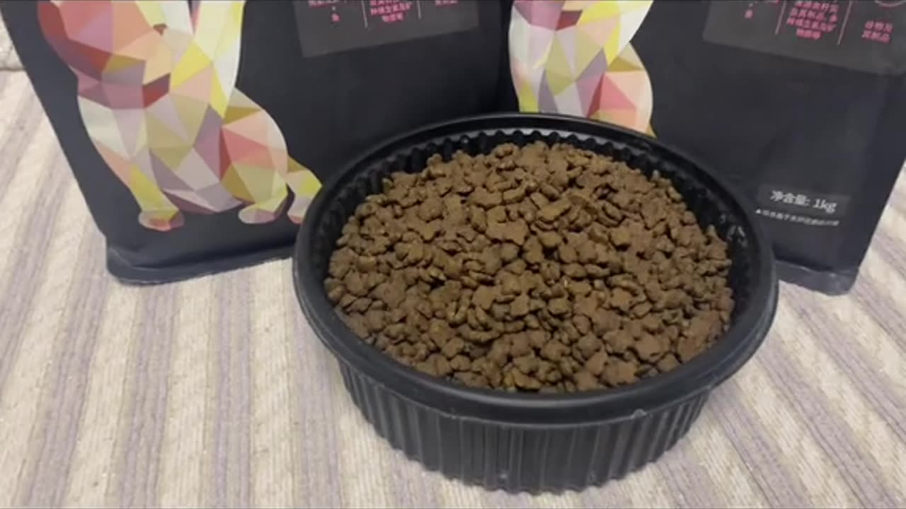 Is the cat one day can eat moreLittle cat food (2)