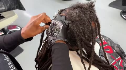 YOU WON’T BELIEVE HOW this man looks after fixing up all these dreadlocks