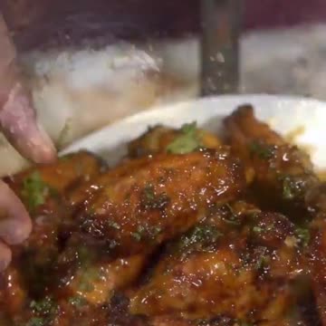 Chicken wings with sauce