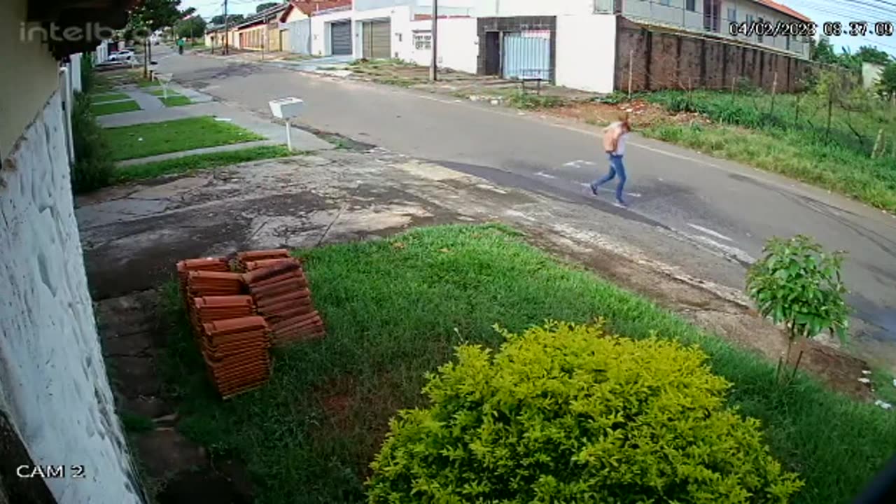 VEJA VÍDEO: Mulher é arrastada por moto durante tentativa de assalto em Goiânia