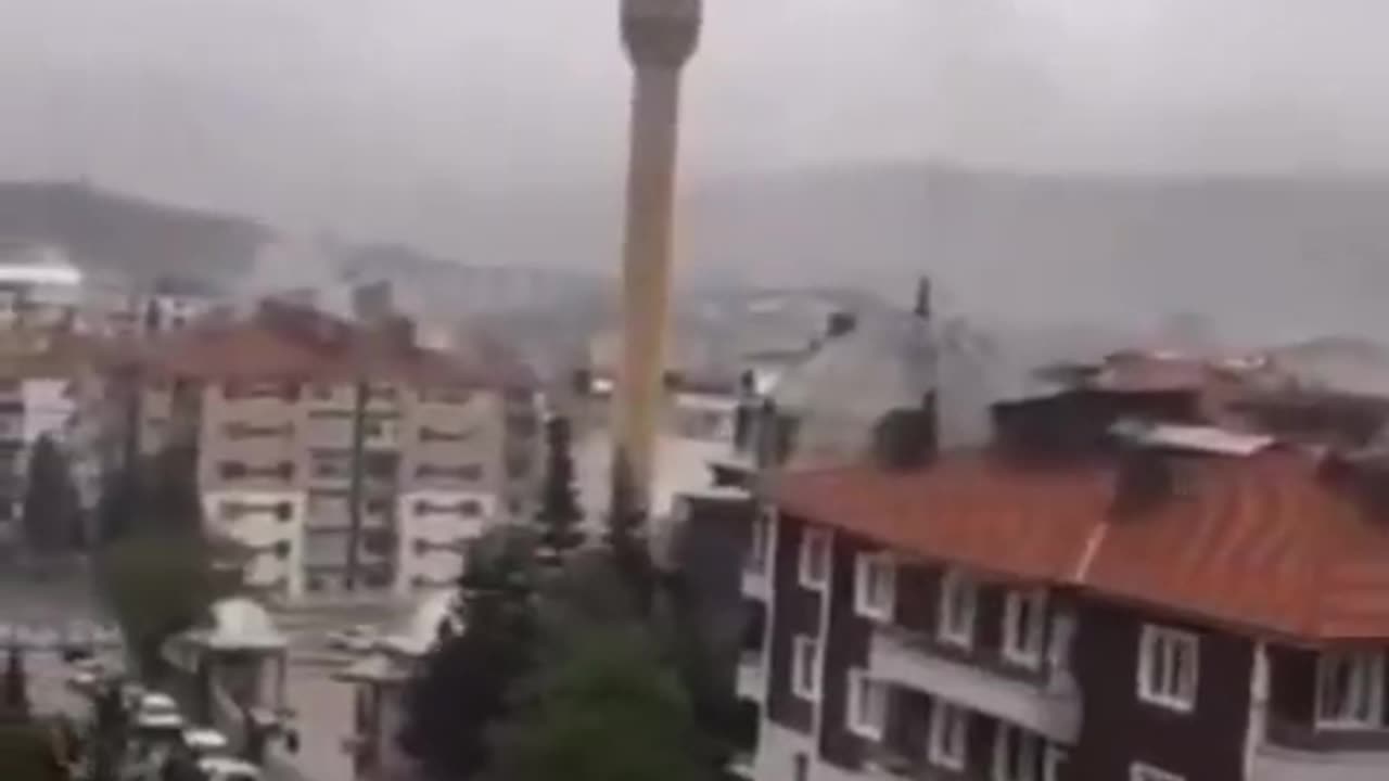 Turquía | Las fuertes ráfagas de viento derriban una torre en Firtina.