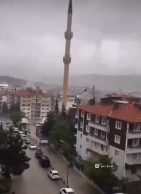 Turquía | Las fuertes ráfagas de viento derriban una torre en Firtina.