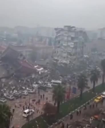 The total death toll in Syria and Turkey has already exceeded 800 people.