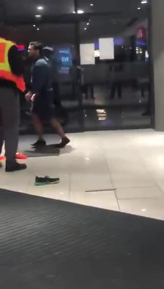 White guy fight with 3 security guards in South Africa