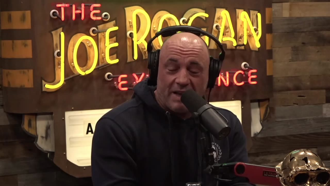 Joe Rogan and Matt Taibbi banter about Brian Stelter's "reporting" at the World Economic Forum