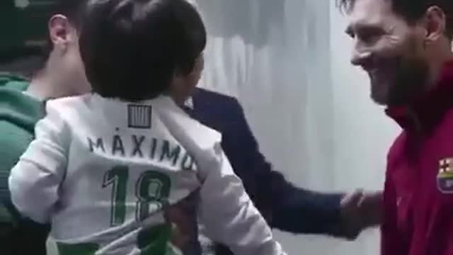 See the reaction of Andrés Guardado's son when he met Lionel Messi