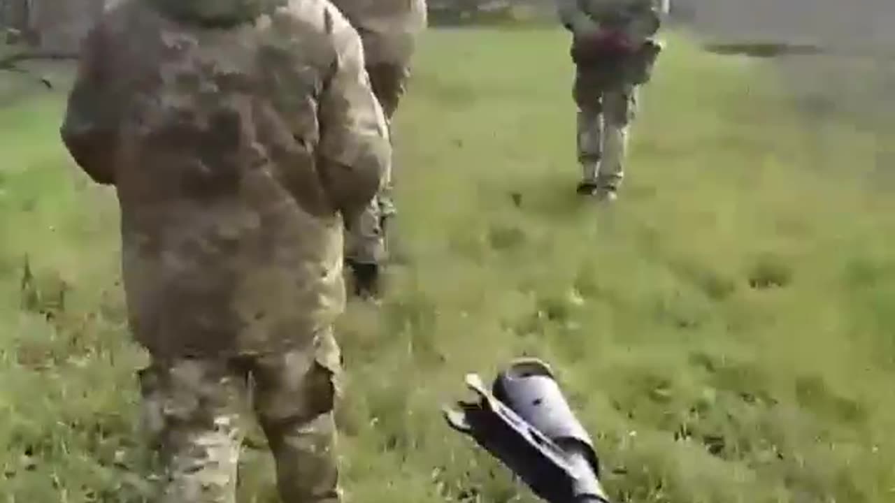 RAF soldier with 3 Ukrainian POW