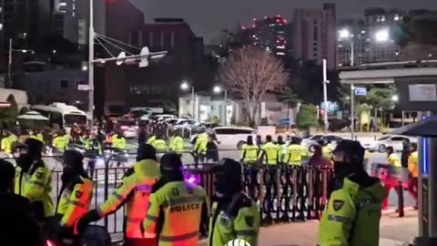 🚨🇰🇷 ALL MARTIAL LAW TROOPS LEAVE SOUTH KOREAN PARLIAMENT