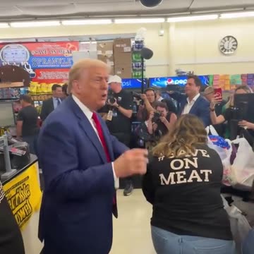 Trump takes out CASH from his wallet to pay for PA mother's groceries