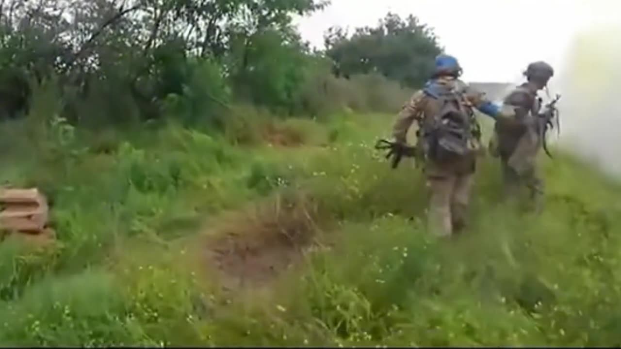 Ukrainian soldiers slaughtered by Russian soldiers