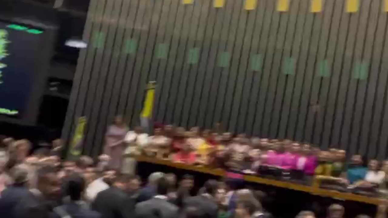 Parlamentares Brasileiros gritando, "LULA LADRÃO SEU LUGAR É NA PRISÃO".