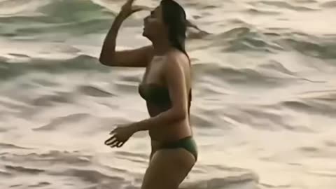 Very Hot And Sexy Girl In Bikini