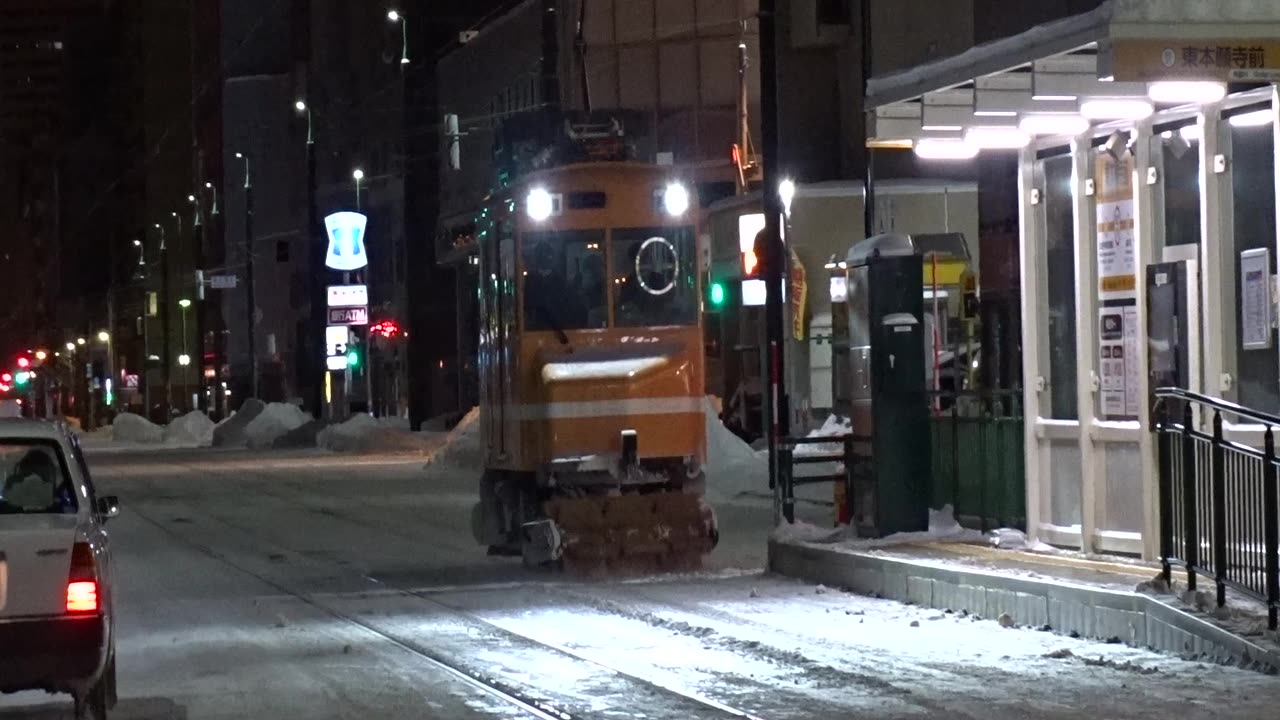 Morning snow removal in Sapporo