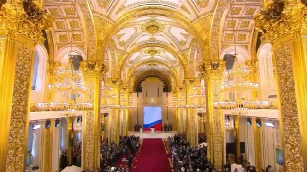 Vladimir Putin takes the oath of office