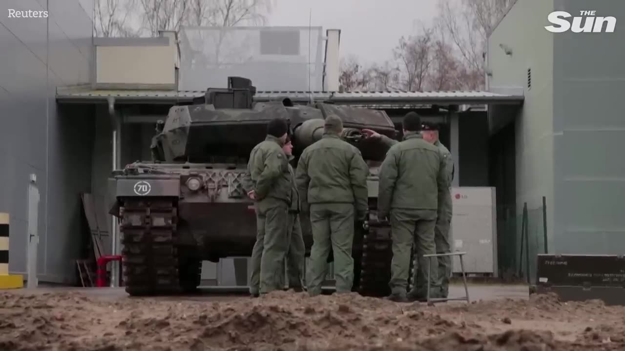 Ukrainian troops train on Leopard 2 tanks in Poland