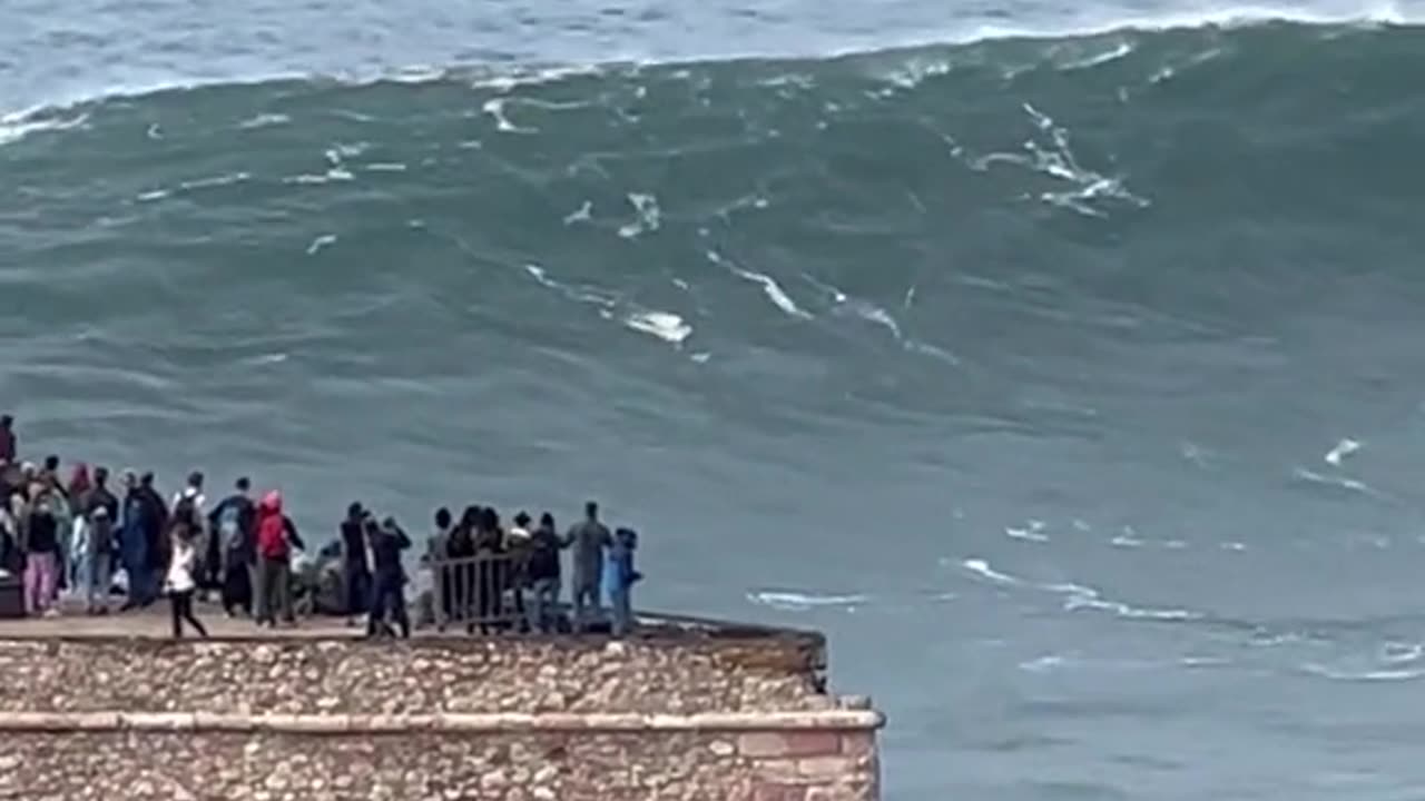 IT'S OFFICIAL: BOMBS are back in Nazaré! 💣🌊