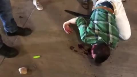 Antifascistas de «Black Lives Matter» golpean y dejan al borde de la muerte a un joven