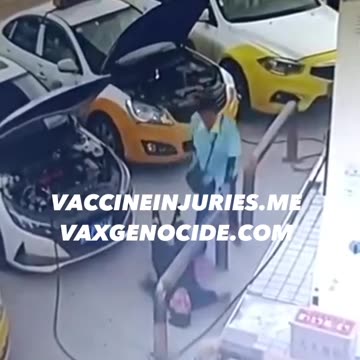 Ragazzo con in mano il telefono muore improvvisamente..