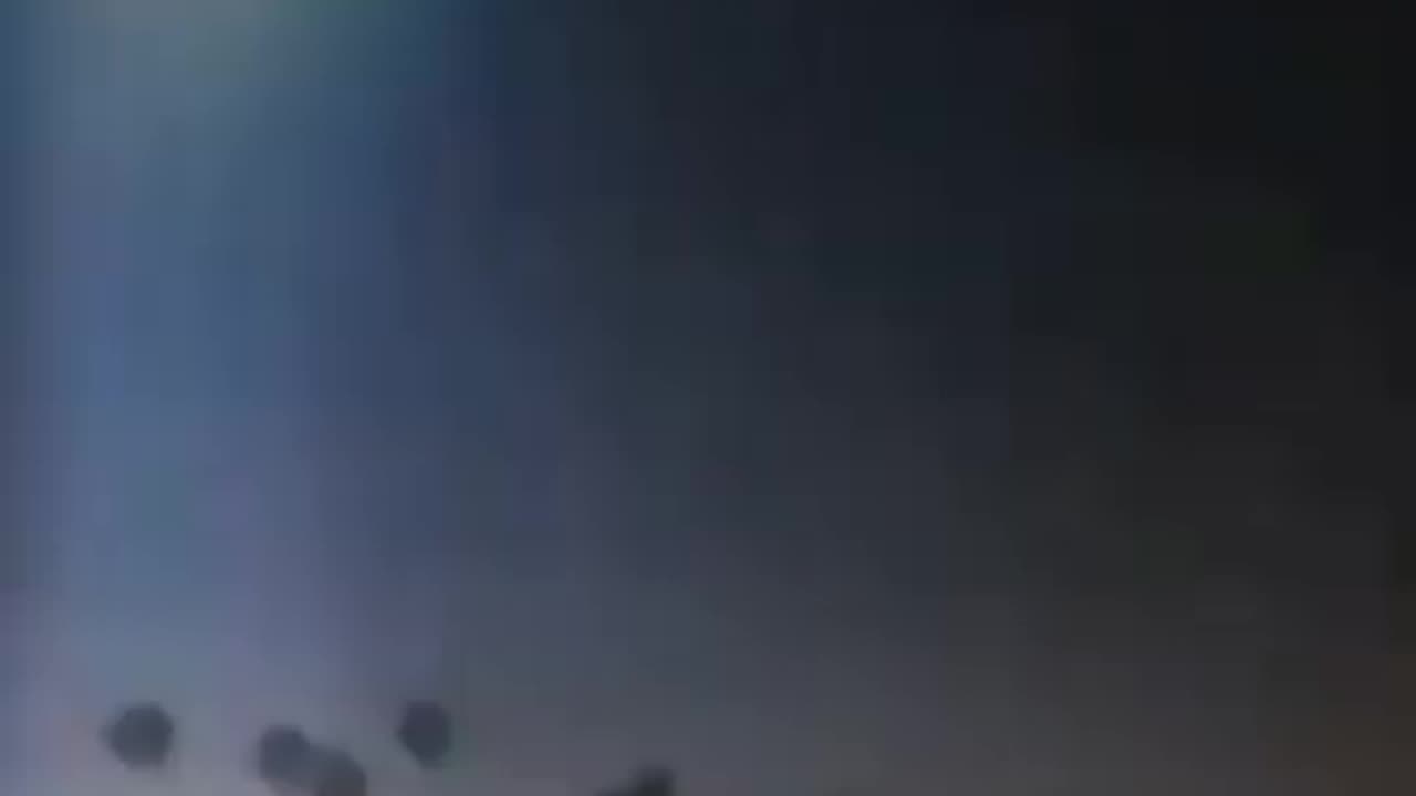 Ufo가 자동차 알람을 울리고, 짖는 개에게 경고하기