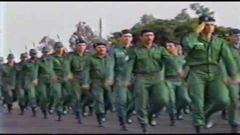 Prs. Bolsonaro Marchando com sua equipe do Exercito