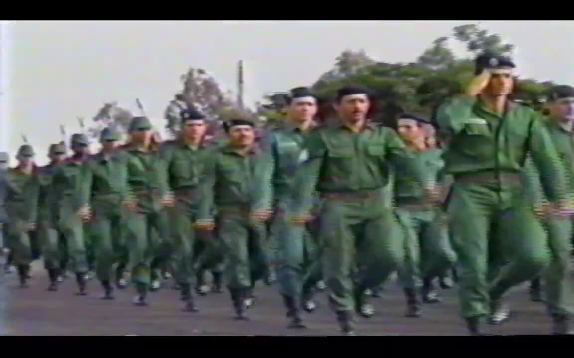 Prs. Bolsonaro Marchando com sua equipe do Exercito