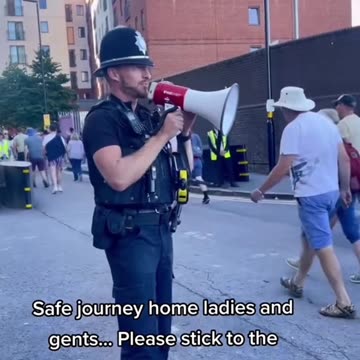 This police officer passed the vibe check 😅