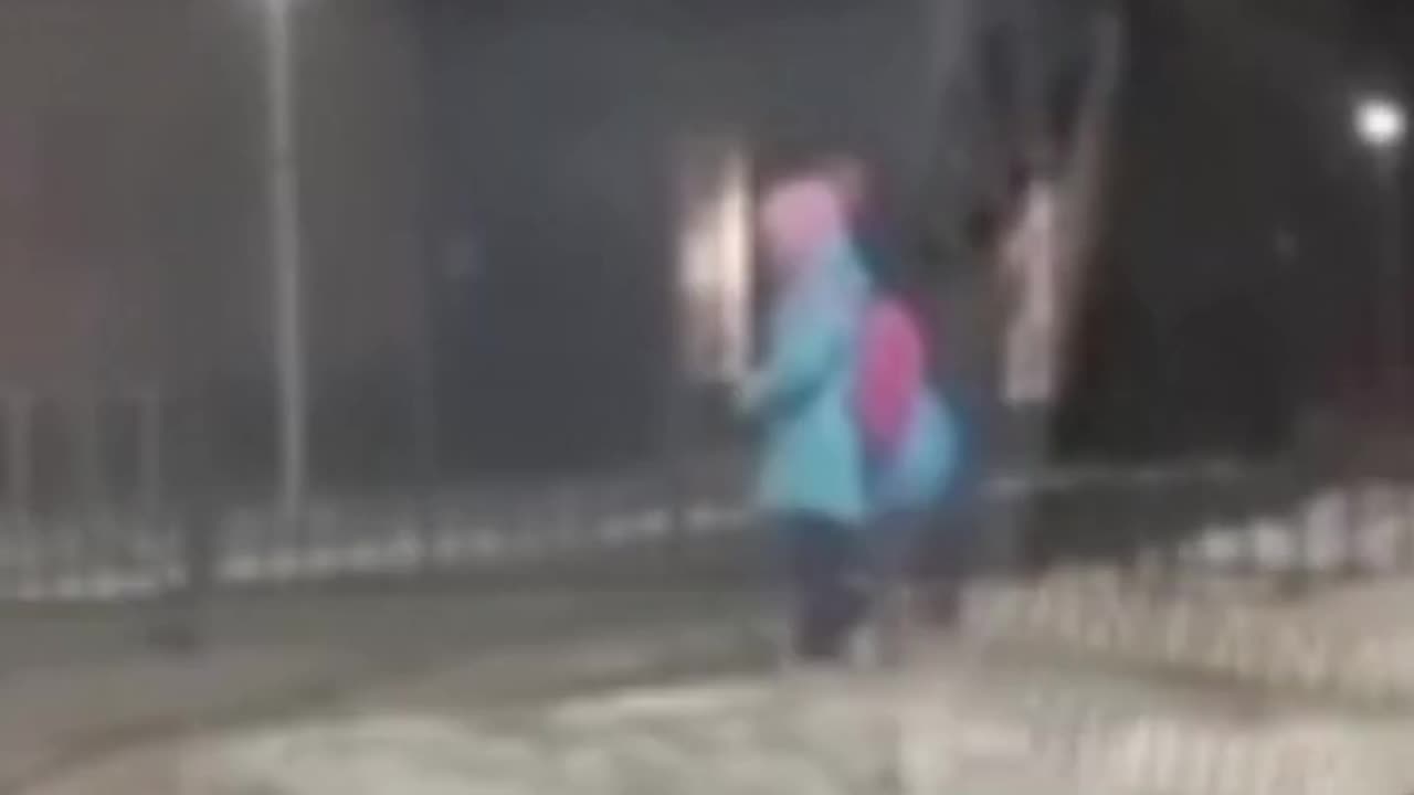Девочка по ошибке пришла в школу в 3 часа ночи