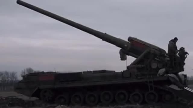 Ukrainians Firing Massive Soviet Artillery Gun