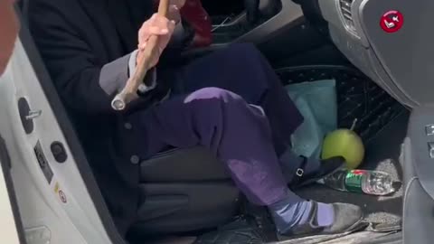 100岁姐姐去看望94岁妹妹，姐姐回去时妹妹非要让她把 🐟 带回去