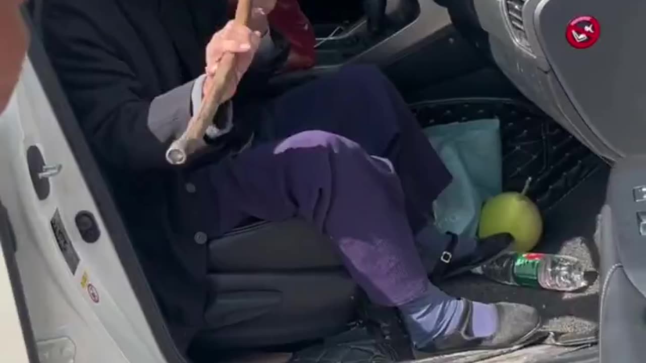 100岁姐姐去看望94岁妹妹，姐姐回去时妹妹非要让她把 🐟 带回去