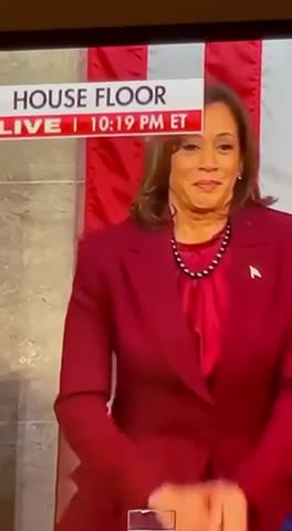KAMALA’S MASK 🎭SLIPPING OFF 🤣