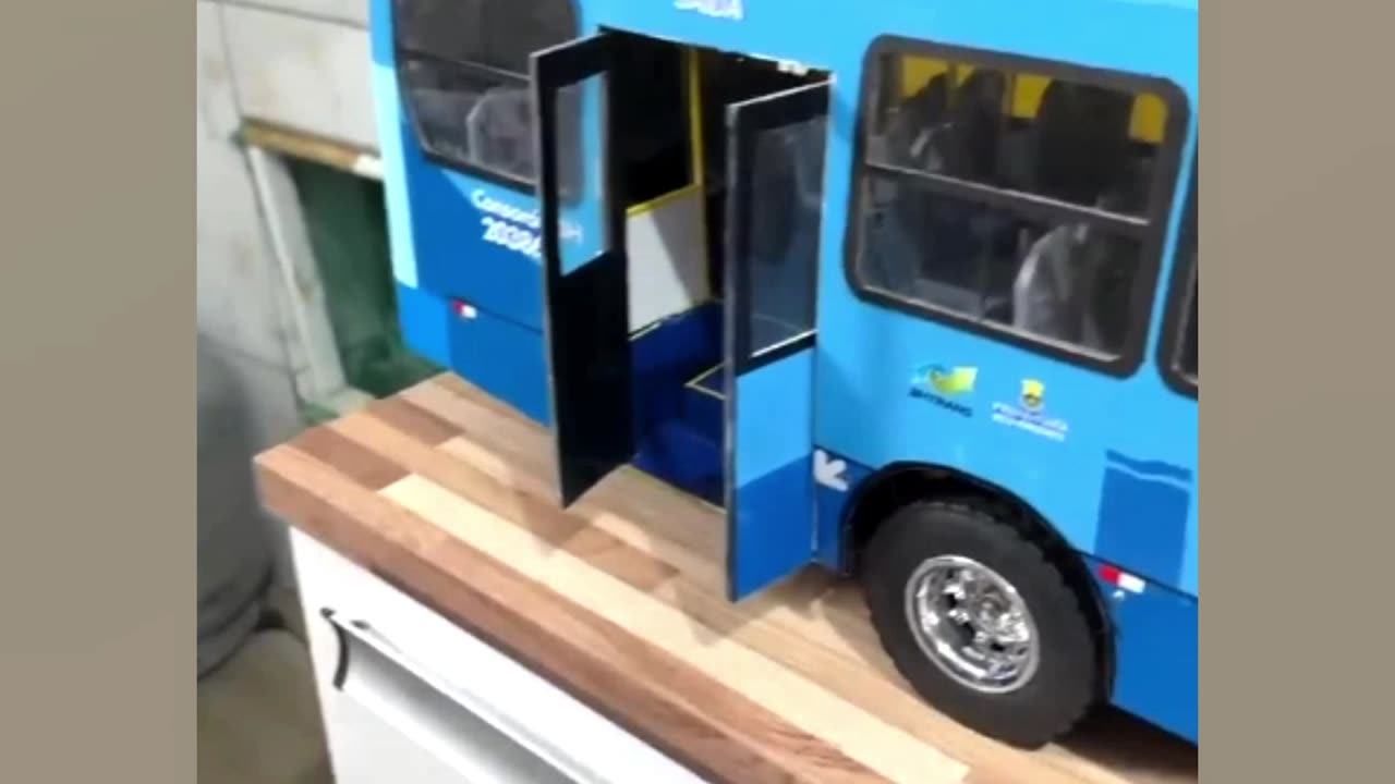 ÔNIBUS de BRINQUEDO