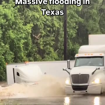 Texas | Flooding overtakes semi truck in massive flash flooding