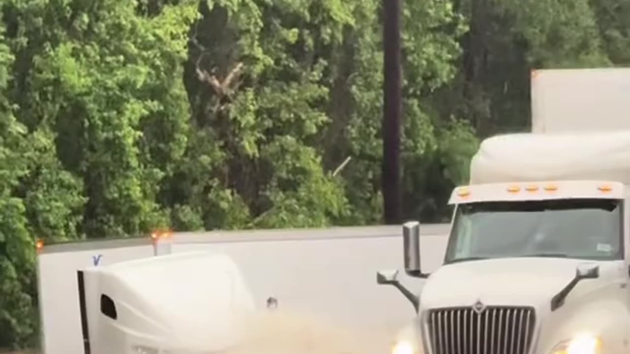 Texas | Flooding overtakes semi truck in massive flash flooding