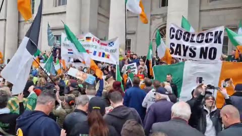 Thousands of pro-Irish march against mass immigration into Ireland: "Sinn Fein are traitors!"