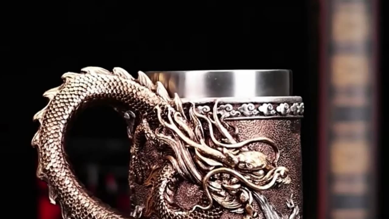 Creative beer mug with dragon image