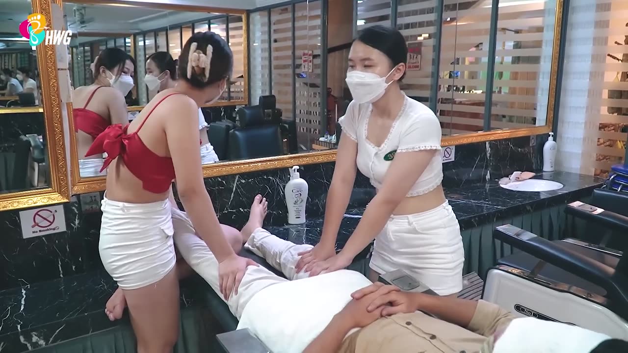 Two girls are now more adept at head & back massage | BEST barber shop Vietnam