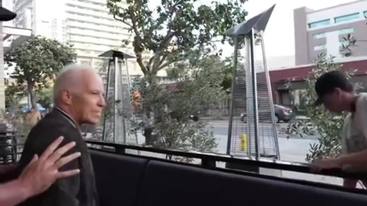 (NEW) Streamers Bust Hollywood Producer Trying To Meet A 15 Yr Old!!