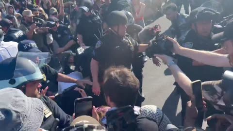 NYPD’s Strategic Response Group is currently attacking Pro-Palestine protesters