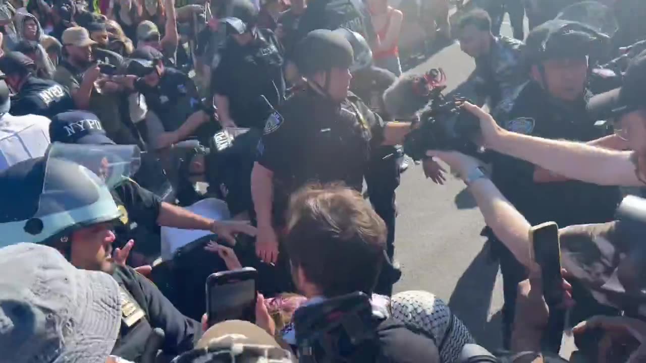 NYPD’s Strategic Response Group is currently attacking Pro-Palestine protesters