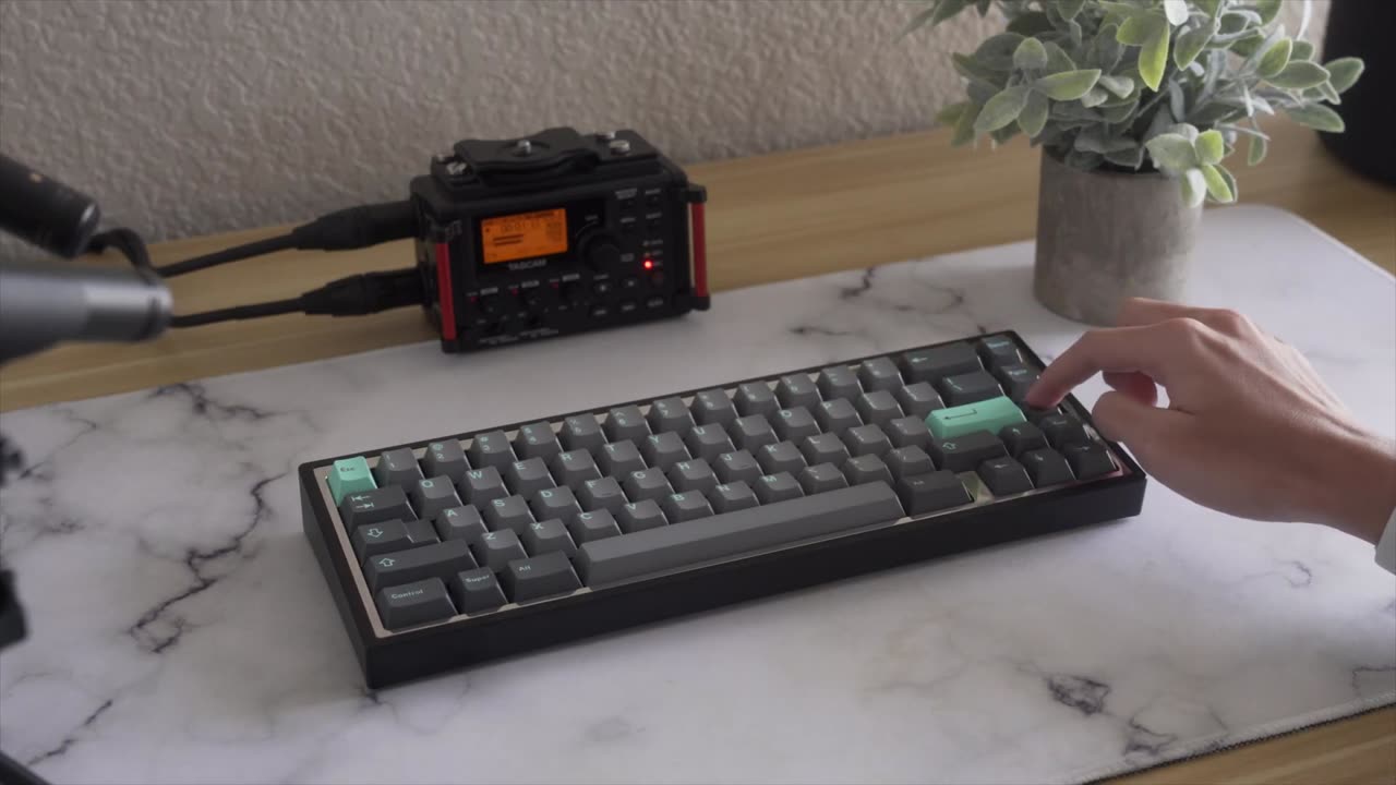 Iskar with Quartz Linears Typing Sound Test (PC Plate)