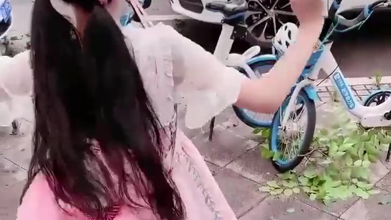 Little girl: A 163-year old girl is dancing in the street