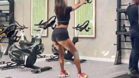 WORKOUT INSTRUCTOR PRANK 🥒 TWO BADDIES IN THE GYM 🥵💪🏋️‍♂️🏋️‍♀️