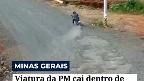 Viatura da PM cai dentro de rio durante perseguição
