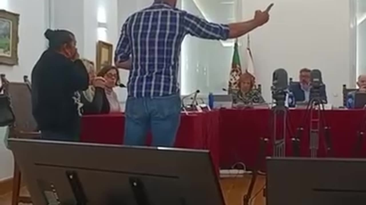 Ciganos apertam com Camarário Corrupto