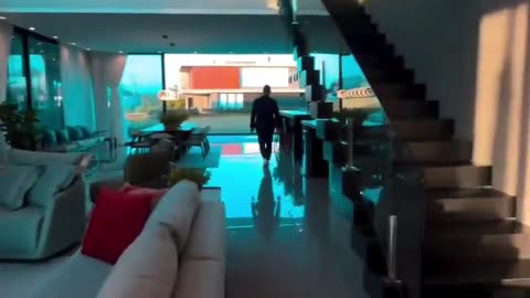 390 m2 inşaat alanına sahip 5 yatak odalı modern şehir evi Video