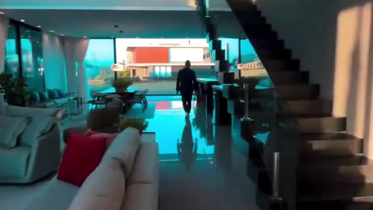 390 m2 inşaat alanına sahip 5 yatak odalı modern şehir evi Video
