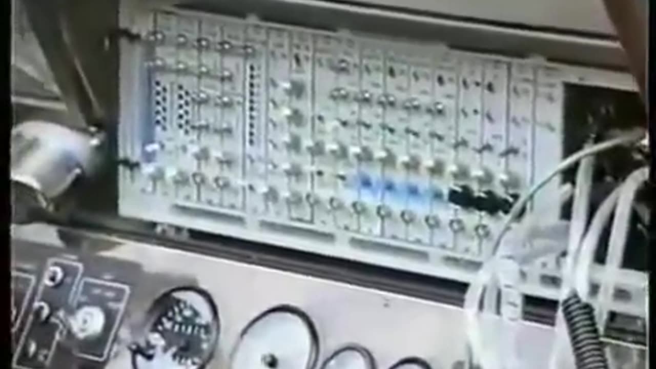 Stan Meyer explains the Water Fuel Technology. Water car GENIUS