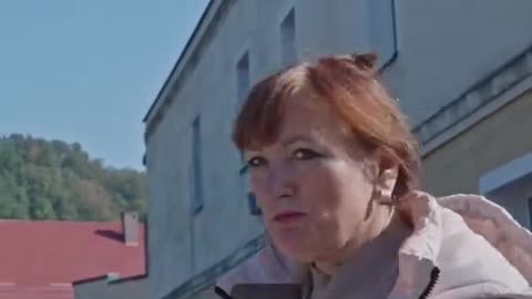 Kobieta szuka swojego samochodu, bo Tusk prognozował, że prognozy pogody